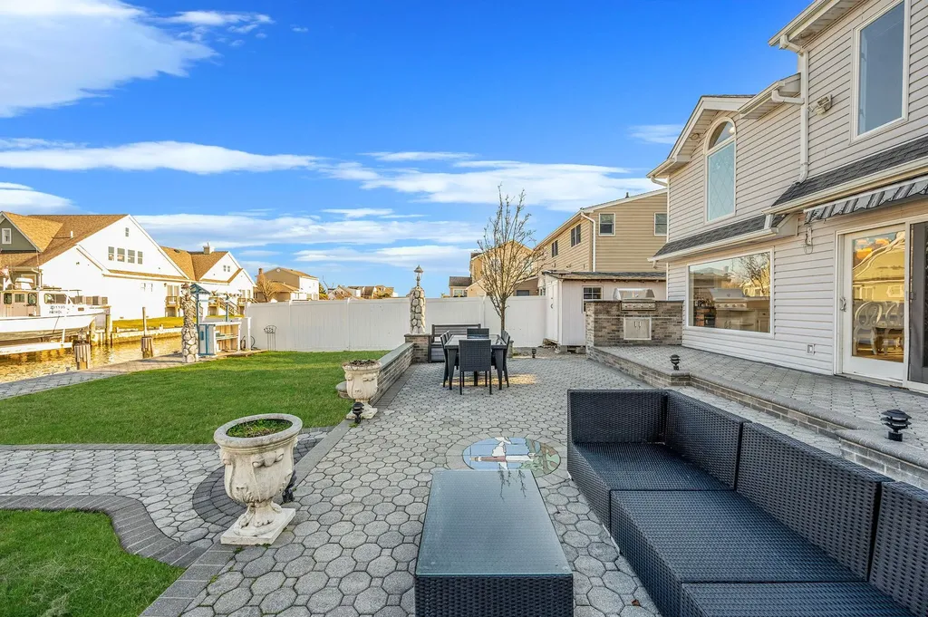 827 W Bay Drive West Islip NY 11795