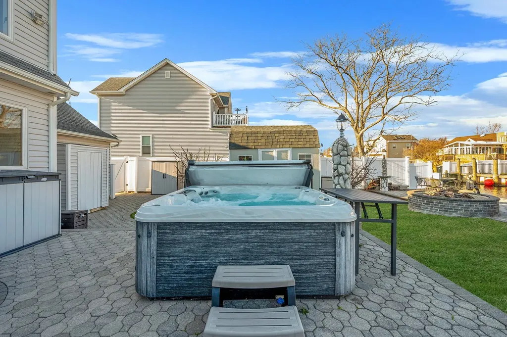 827 W Bay Drive West Islip NY 11795