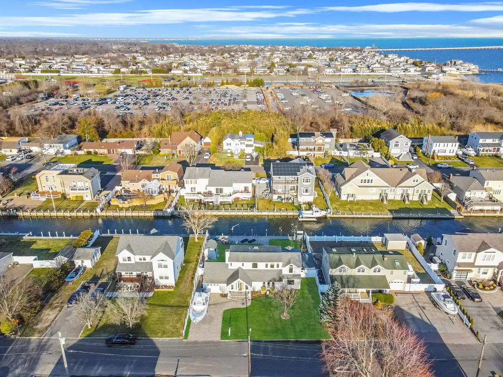 827 W Bay Drive West Islip NY 11795