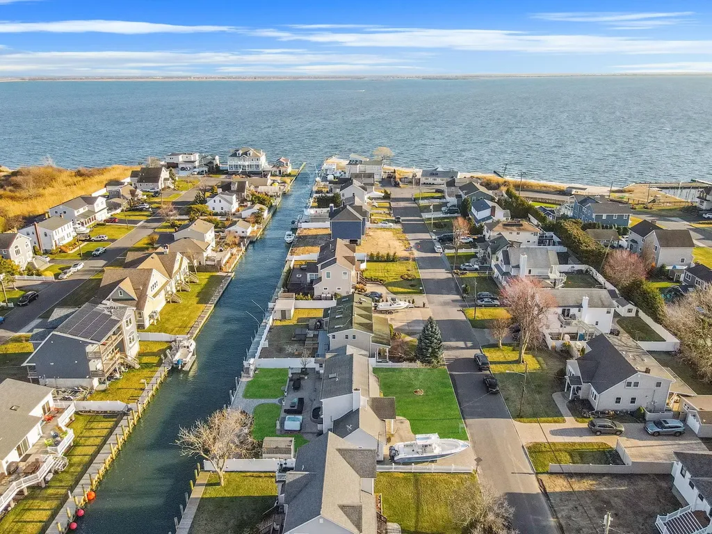 827 W Bay Drive West Islip NY 11795
