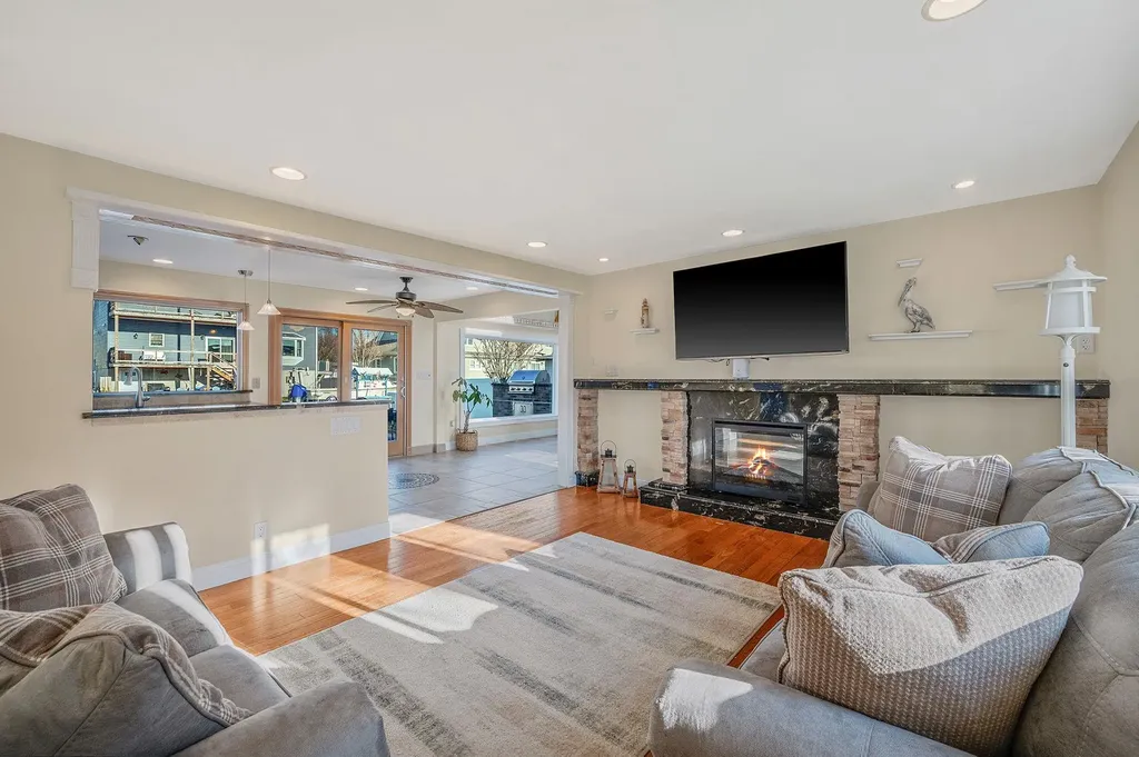 827 W Bay Drive West Islip NY 11795