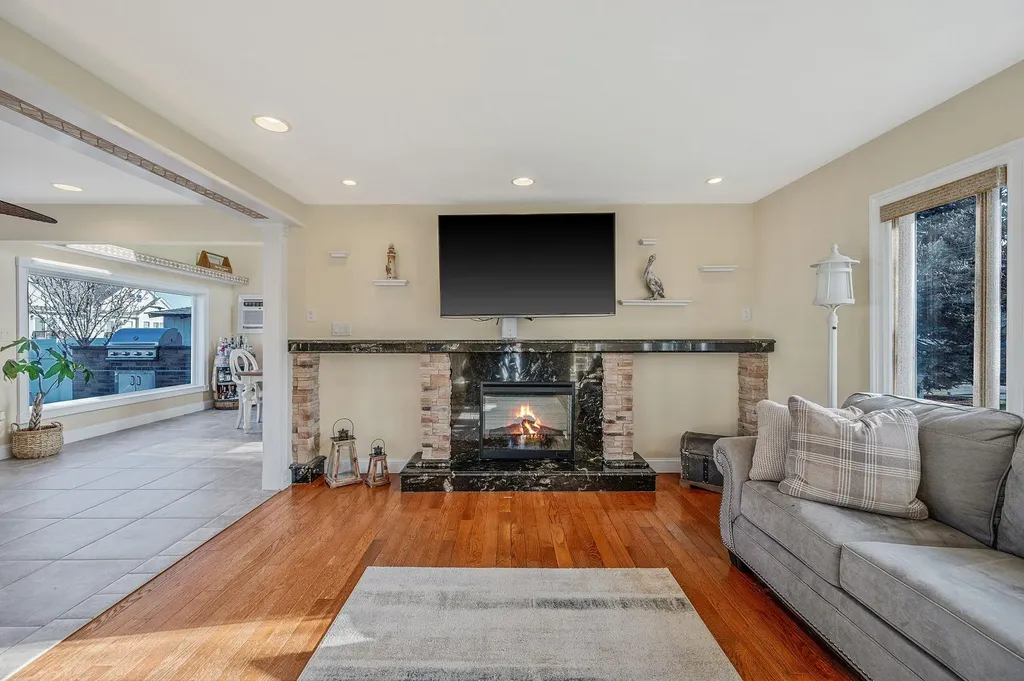 827 W Bay Drive West Islip NY 11795