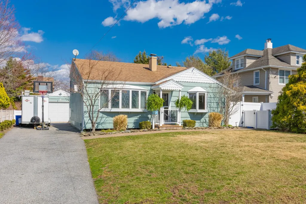 33 Community Road Bay Shore NY 11706