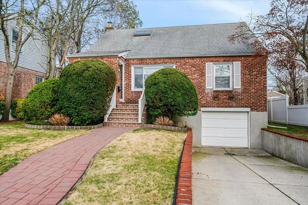 17 Firethorne Lane Valley Stream NY 11581