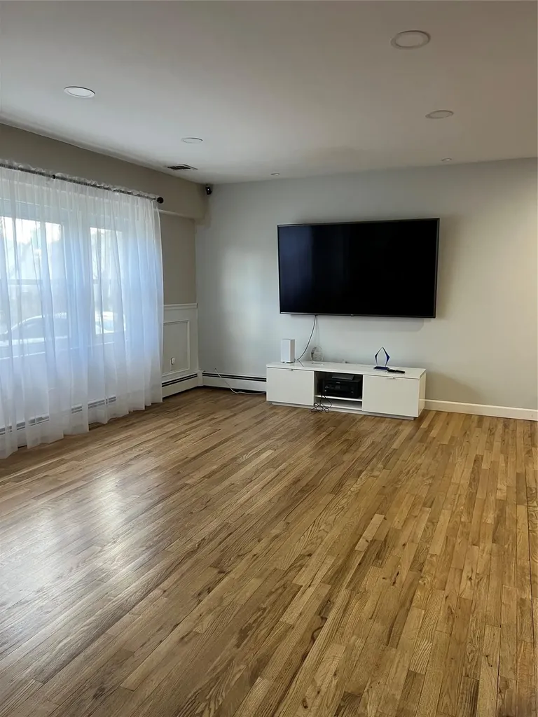483 Ralph Avenue Central Islip NY 11722
