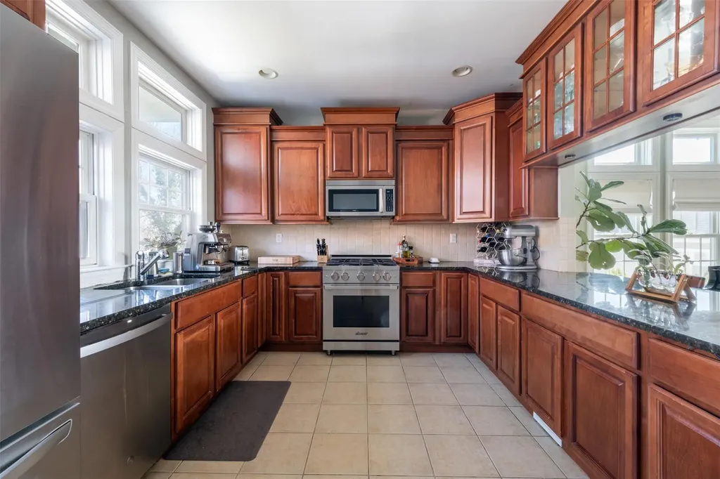 27 Arbor Glen New Rochelle NY 10801