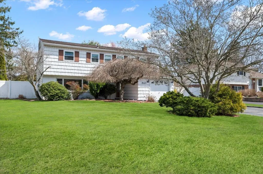 11 Crabapple Lane Commack NY 11725