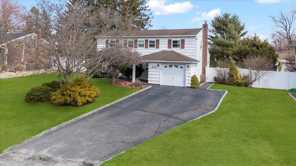 11 Crabapple Lane Commack NY 11725