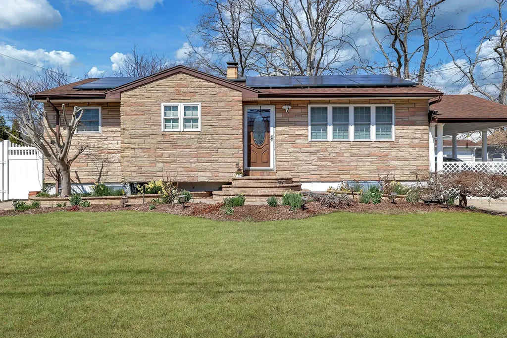 51 Sammis Avenue Babylon NY 11729