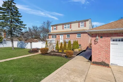 9 Paine Street Lindenhurst NY 11757