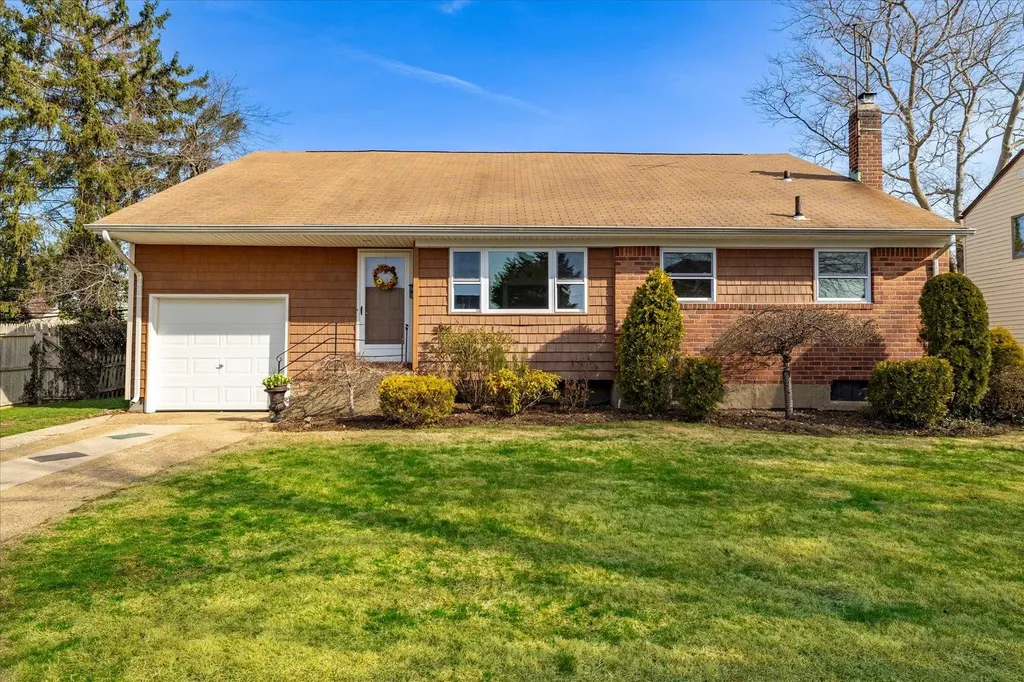 21 Brook Path Plainview NY 11803