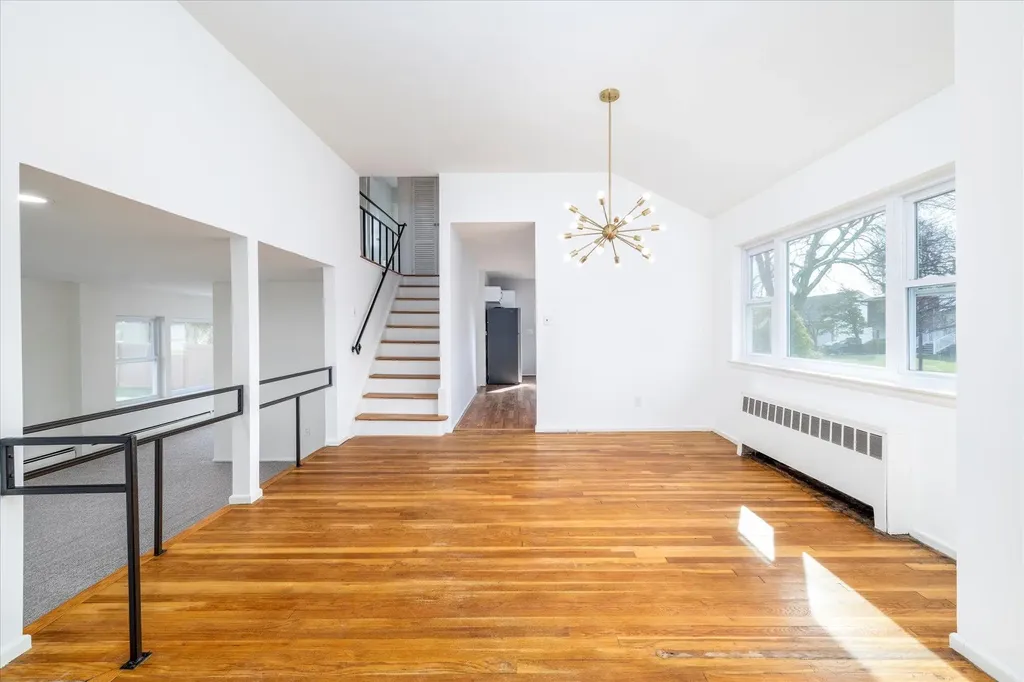 21 Brook Path Plainview NY 11803