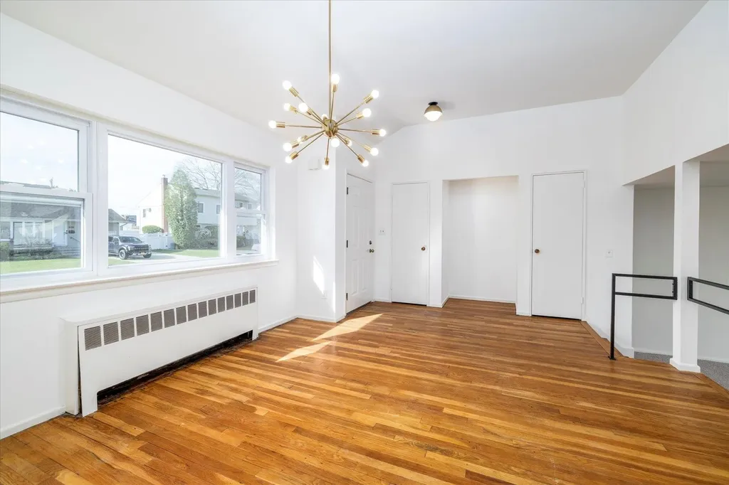 21 Brook Path Plainview NY 11803