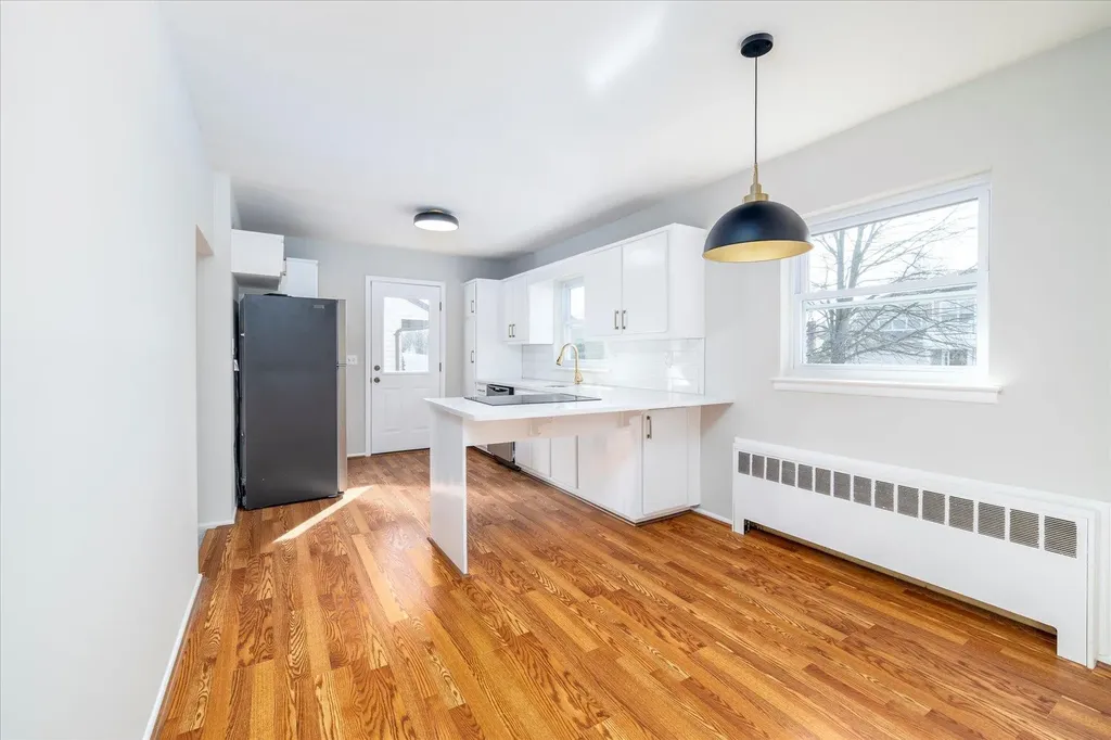 21 Brook Path Plainview NY 11803