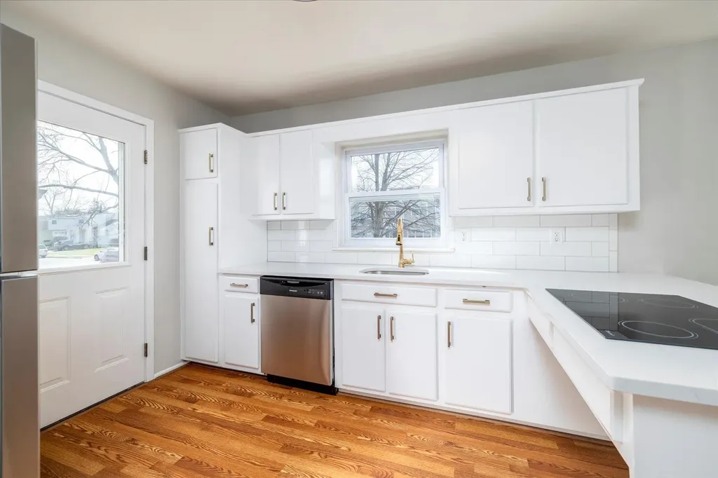 21 Brook Path Plainview NY 11803