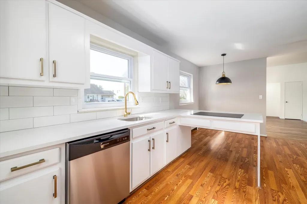 21 Brook Path Plainview NY 11803