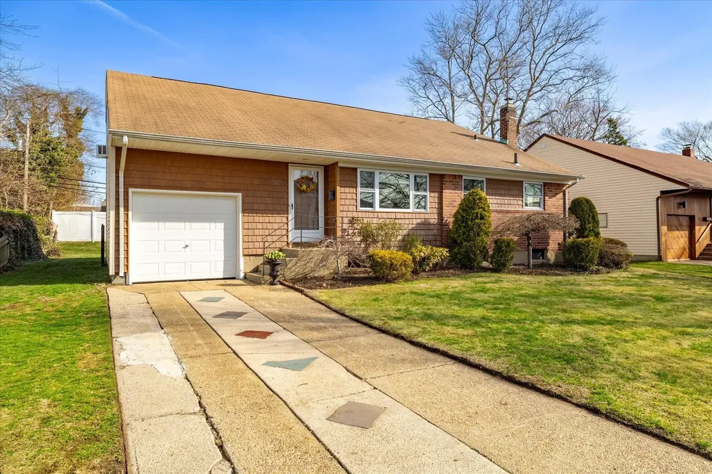 21 Brook Path Plainview NY 11803