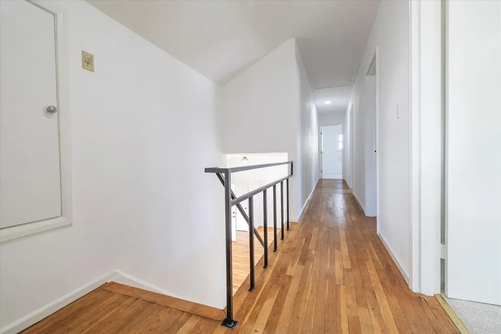 21 Brook Path Plainview NY 11803