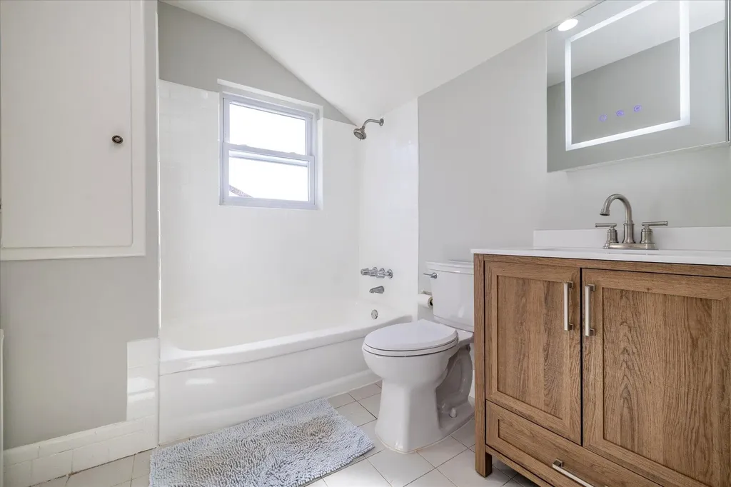 21 Brook Path Plainview NY 11803