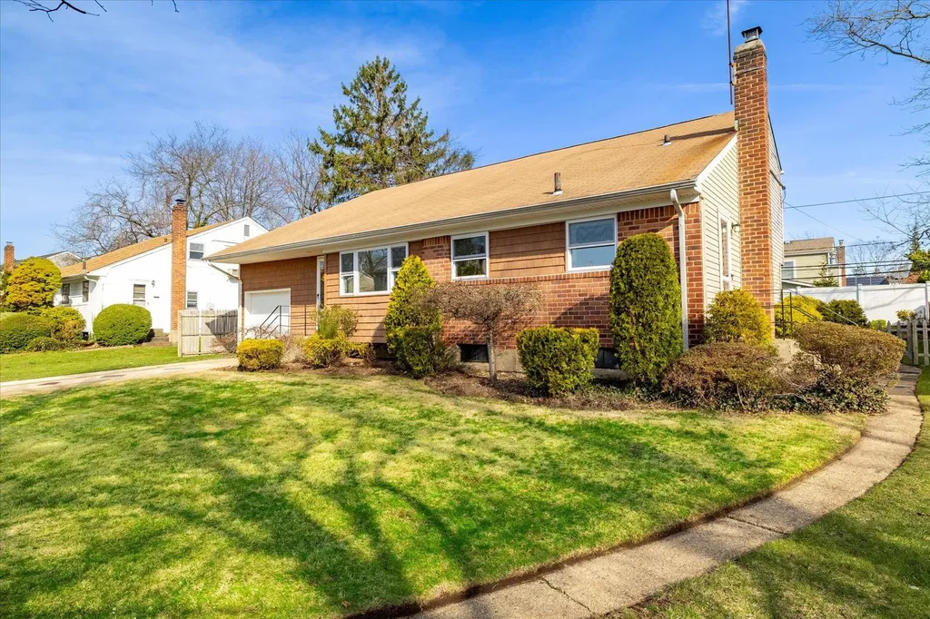 21 Brook Path Plainview NY 11803