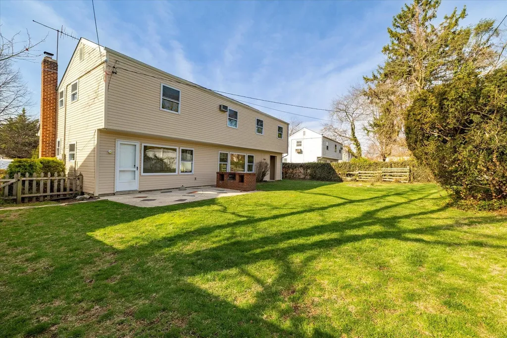 21 Brook Path Plainview NY 11803