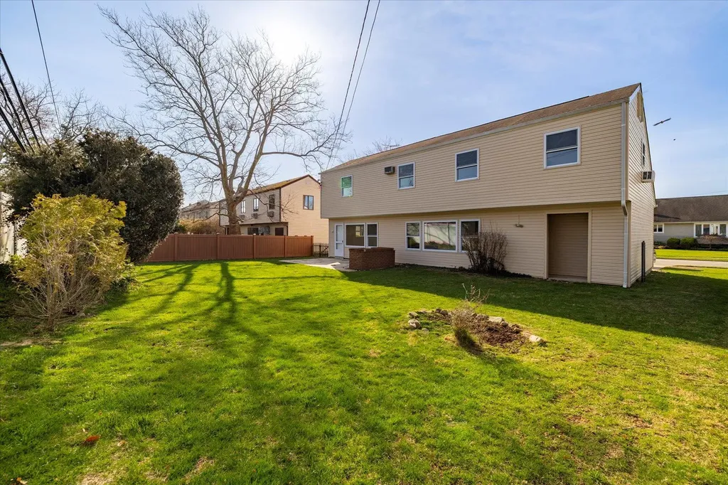 21 Brook Path Plainview NY 11803