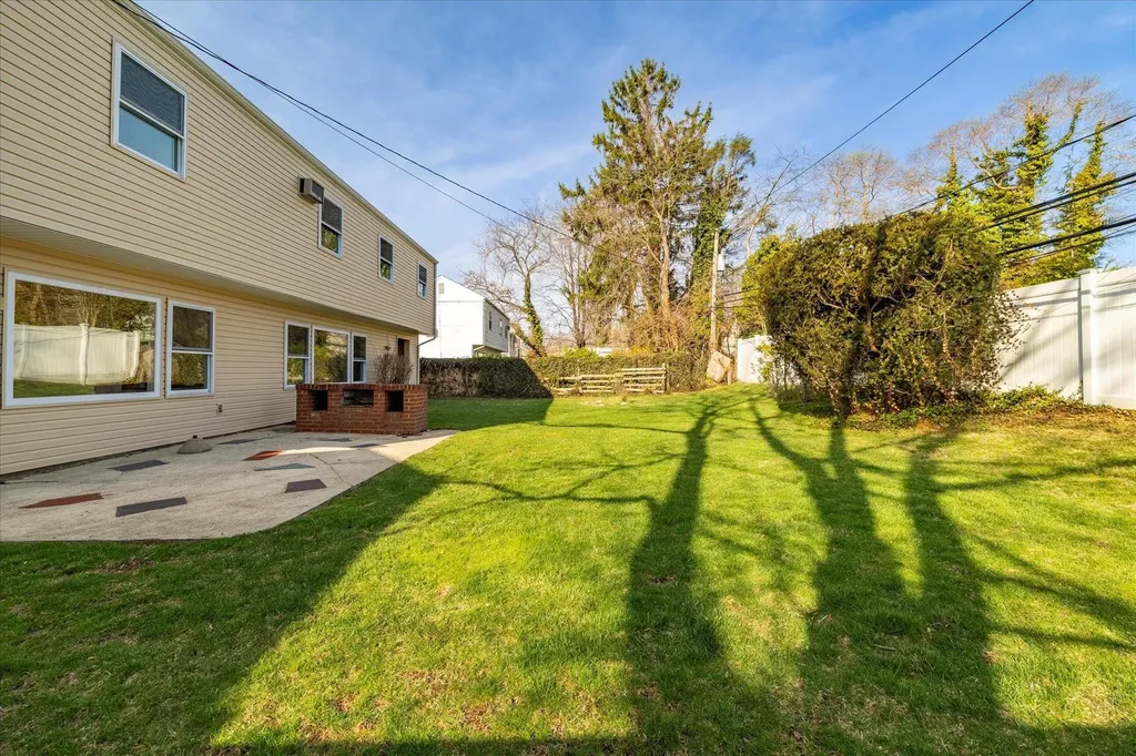 21 Brook Path Plainview NY 11803