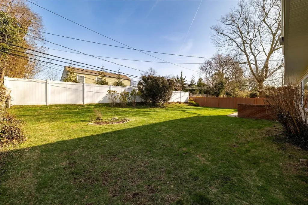 21 Brook Path Plainview NY 11803