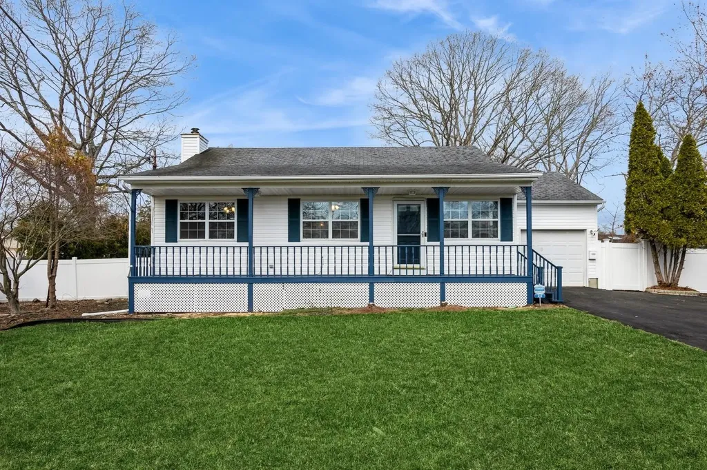 29 Rockledge Drive Shirley NY 11967