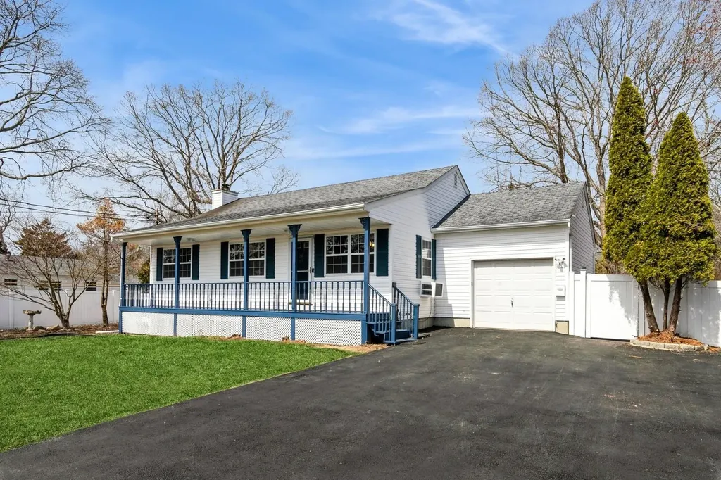 29 Rockledge Drive Shirley NY 11967