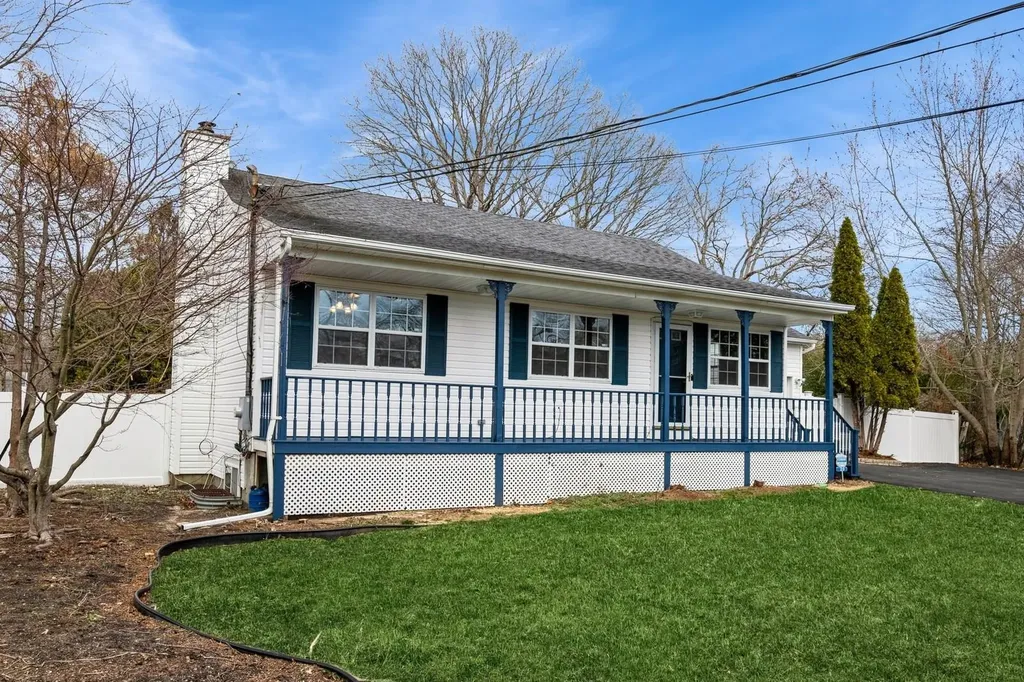 29 Rockledge Drive Shirley NY 11967