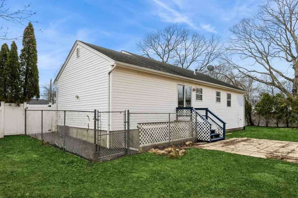 29 Rockledge Drive Shirley NY 11967