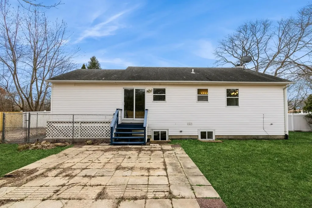 29 Rockledge Drive Shirley NY 11967