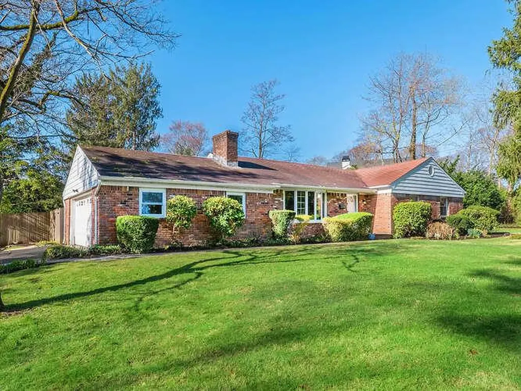 17 Beechwood Drive Oyster Bay NY 11545