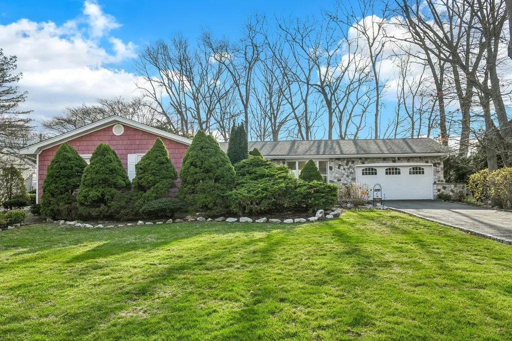 4 Feather Lane Commack NY 11725