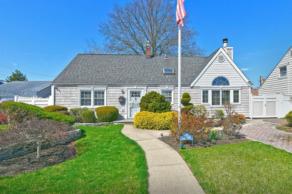65 Meadow Lane Levittown NY 11756