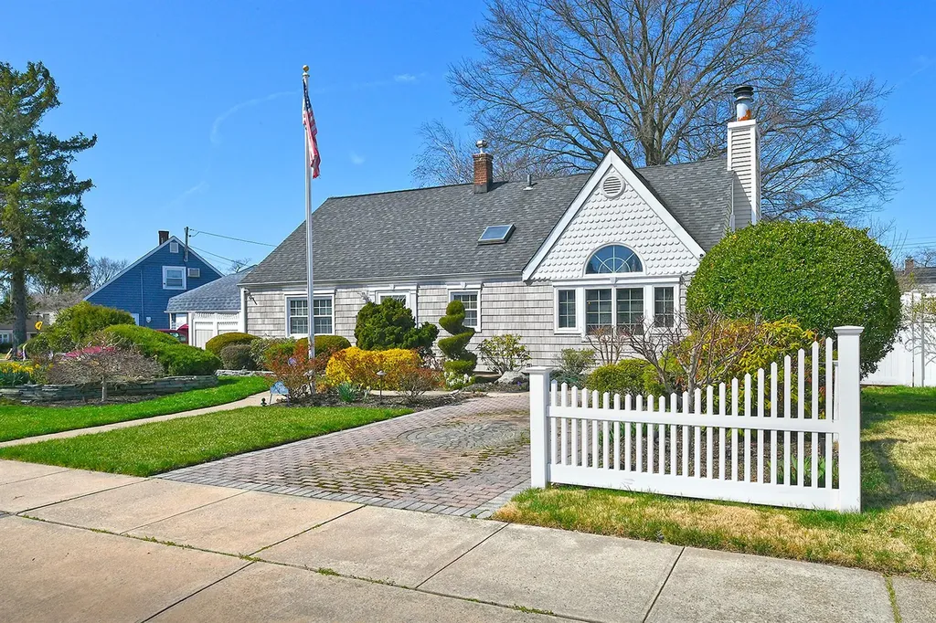 65 Meadow Lane Levittown NY 11756