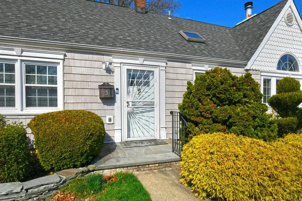 65 Meadow Lane Levittown NY 11756