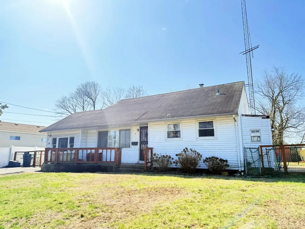4 Mcclellan Avenue Bay Shore NY 11706