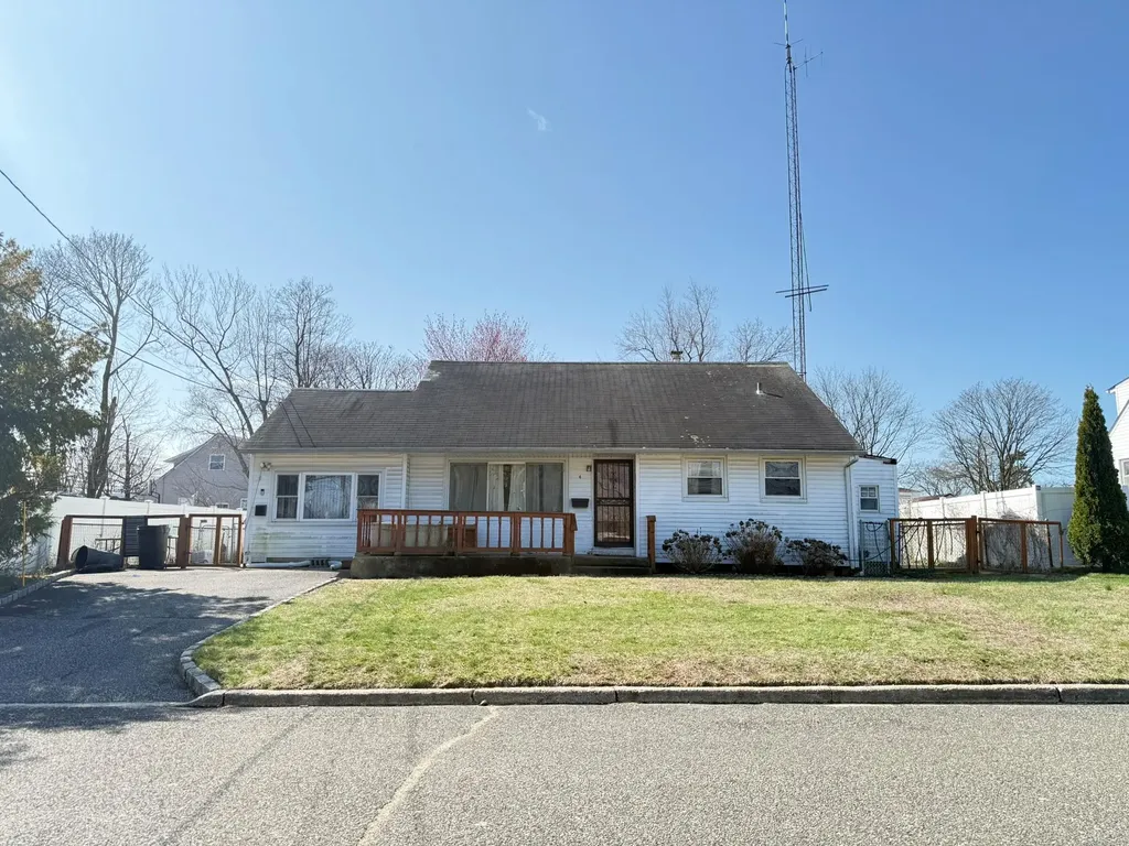4 Mcclellan Avenue Bay Shore NY 11706