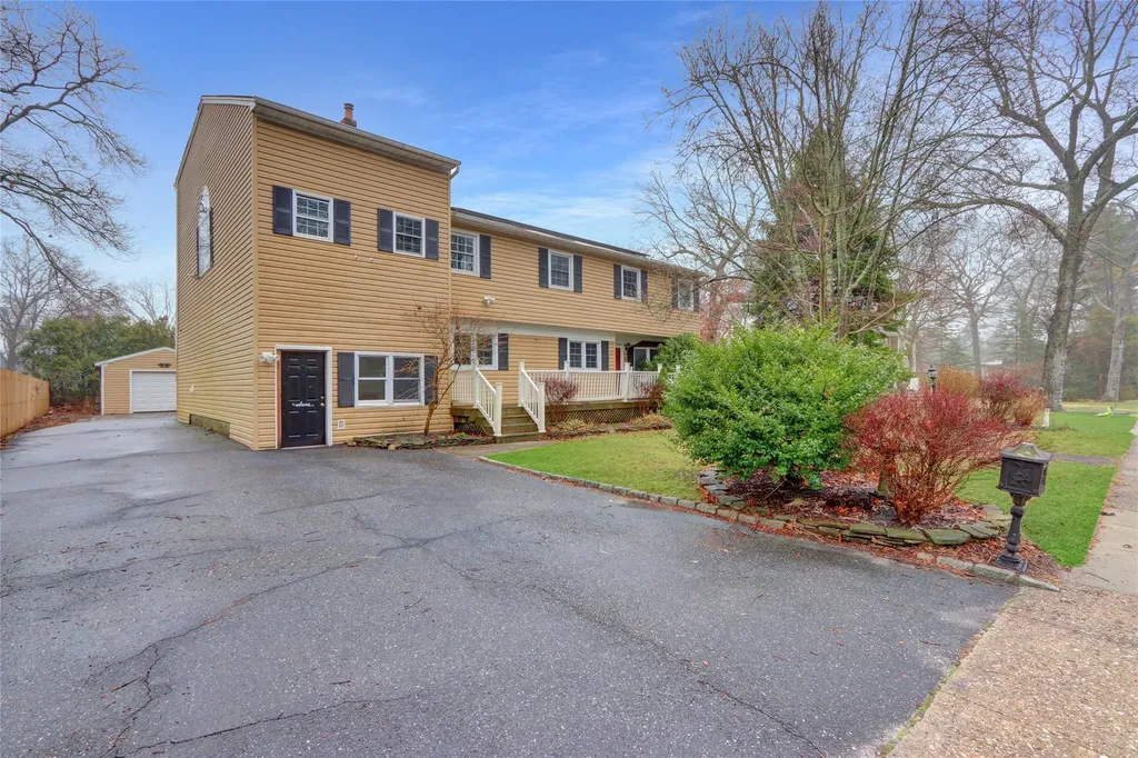 89 Circuit Road Bellport NY 11713