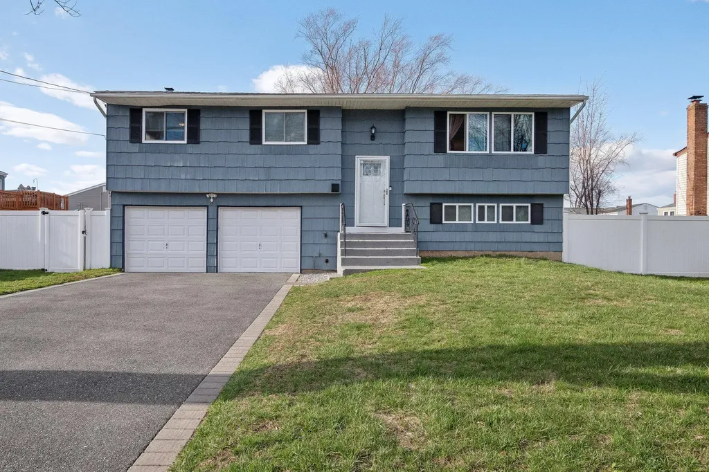 81 Andrew Avenue Islip Terrace NY 11752