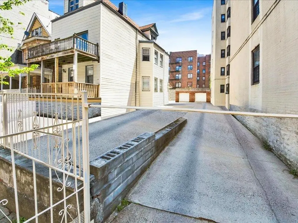2790 Bainbridge Avenue Bronx NY 10458