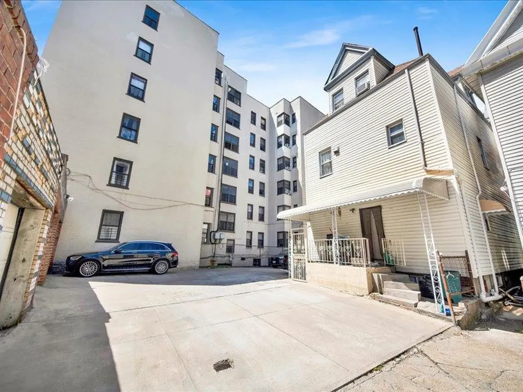 2790 Bainbridge Avenue Bronx NY 10458