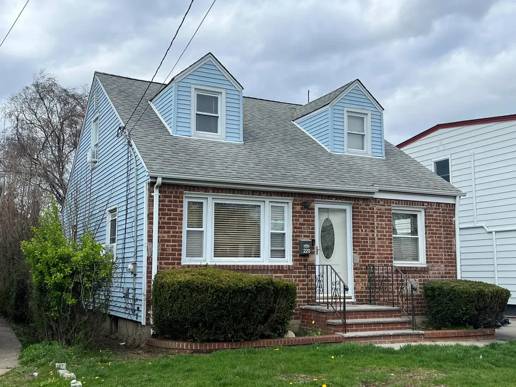 220 Raff Avenue Mineola NY 11501