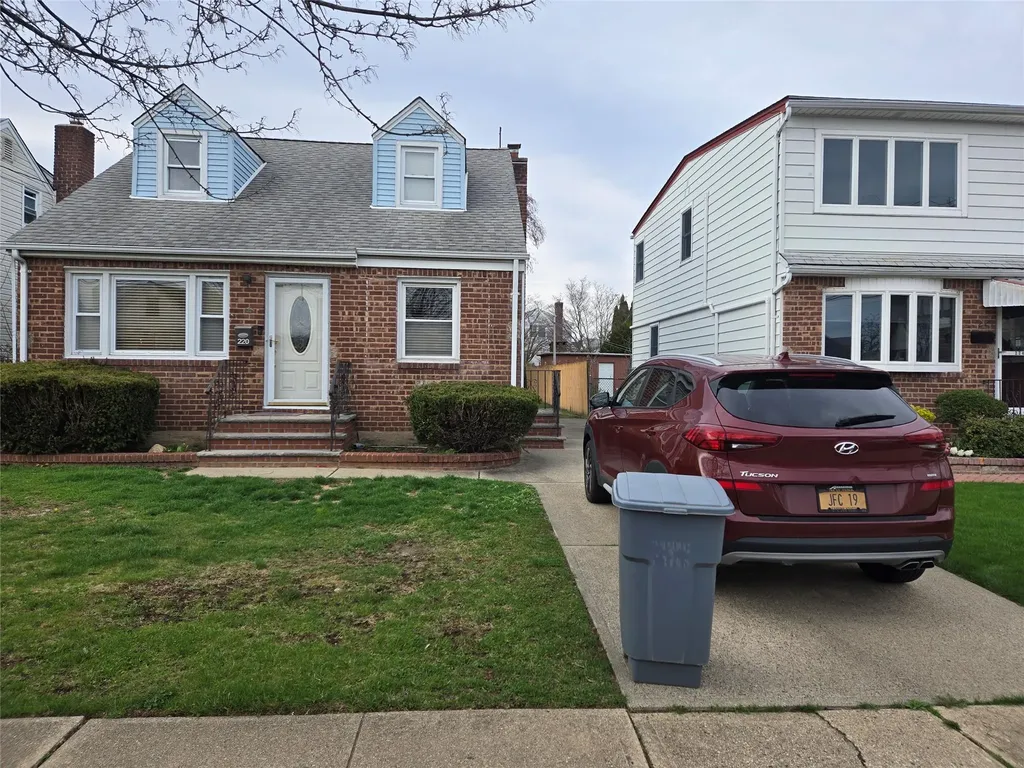 220 Raff Avenue Mineola NY 11501
