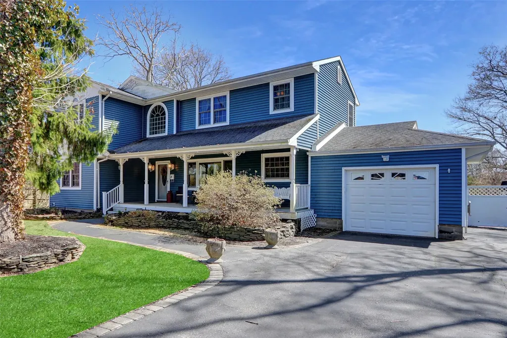 8 Pine Street Bayport NY 11705