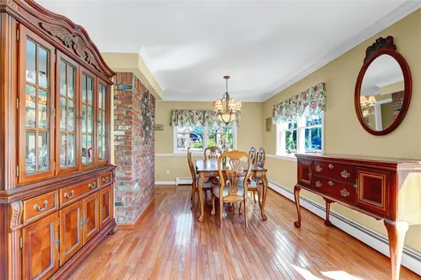 8 Pine Street Bayport NY 11705