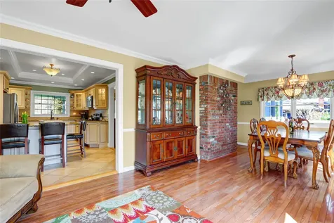 8 Pine Street Bayport NY 11705