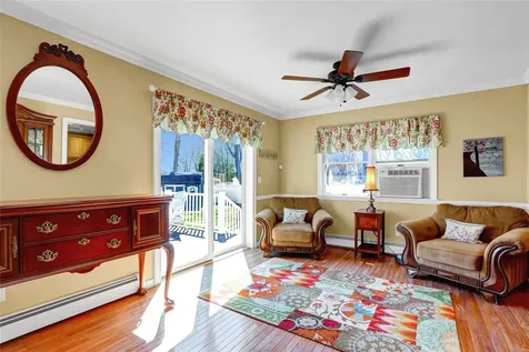 8 Pine Street Bayport NY 11705